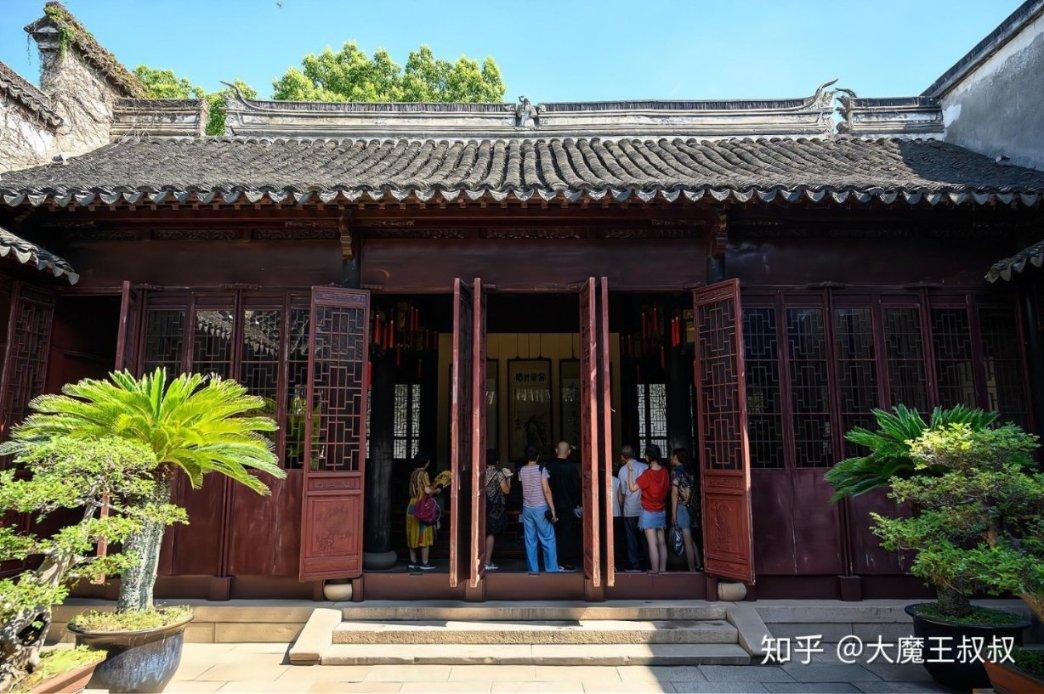 江珊在小馆子被拍,一头白发脸部还发腮,朴素的像个农家奶奶!